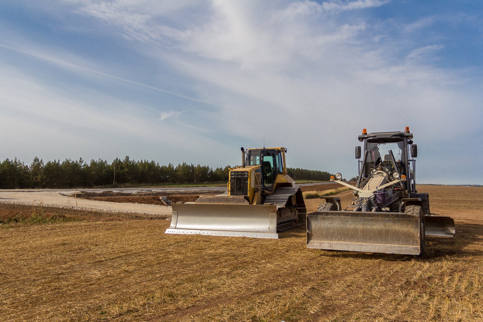 Motoconformadora y bulldozer construyendo camino nuevo en Yucatán