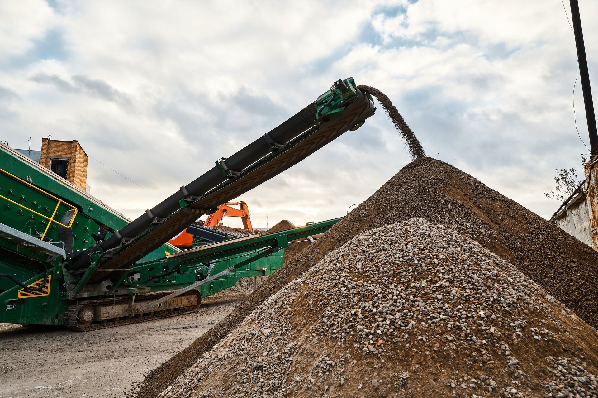 Trituradora móvil trabajando en obra de construcción, trituración de piedra en Yucatán