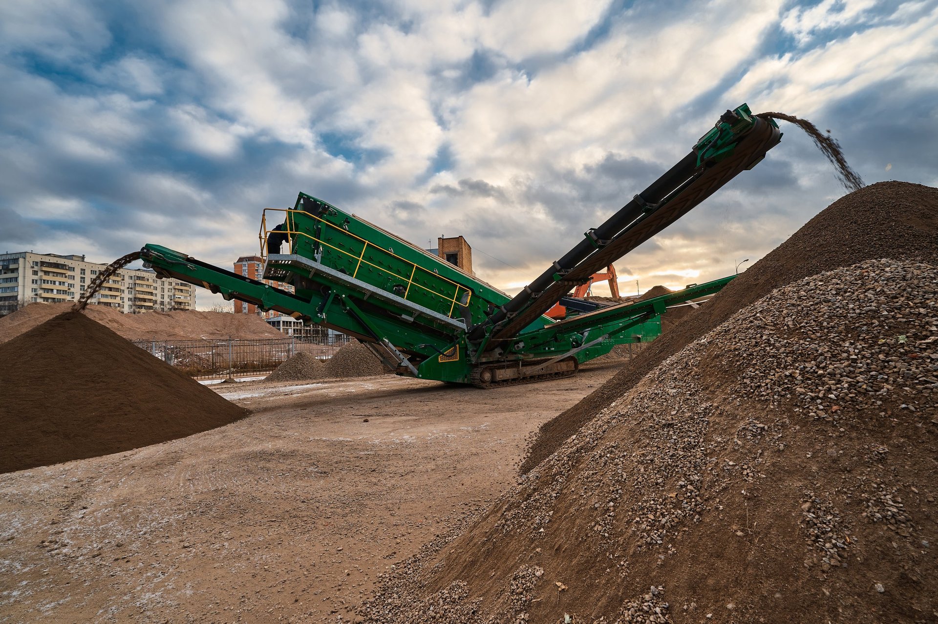 Trituración de piedra en obra, maquinaria trabajando