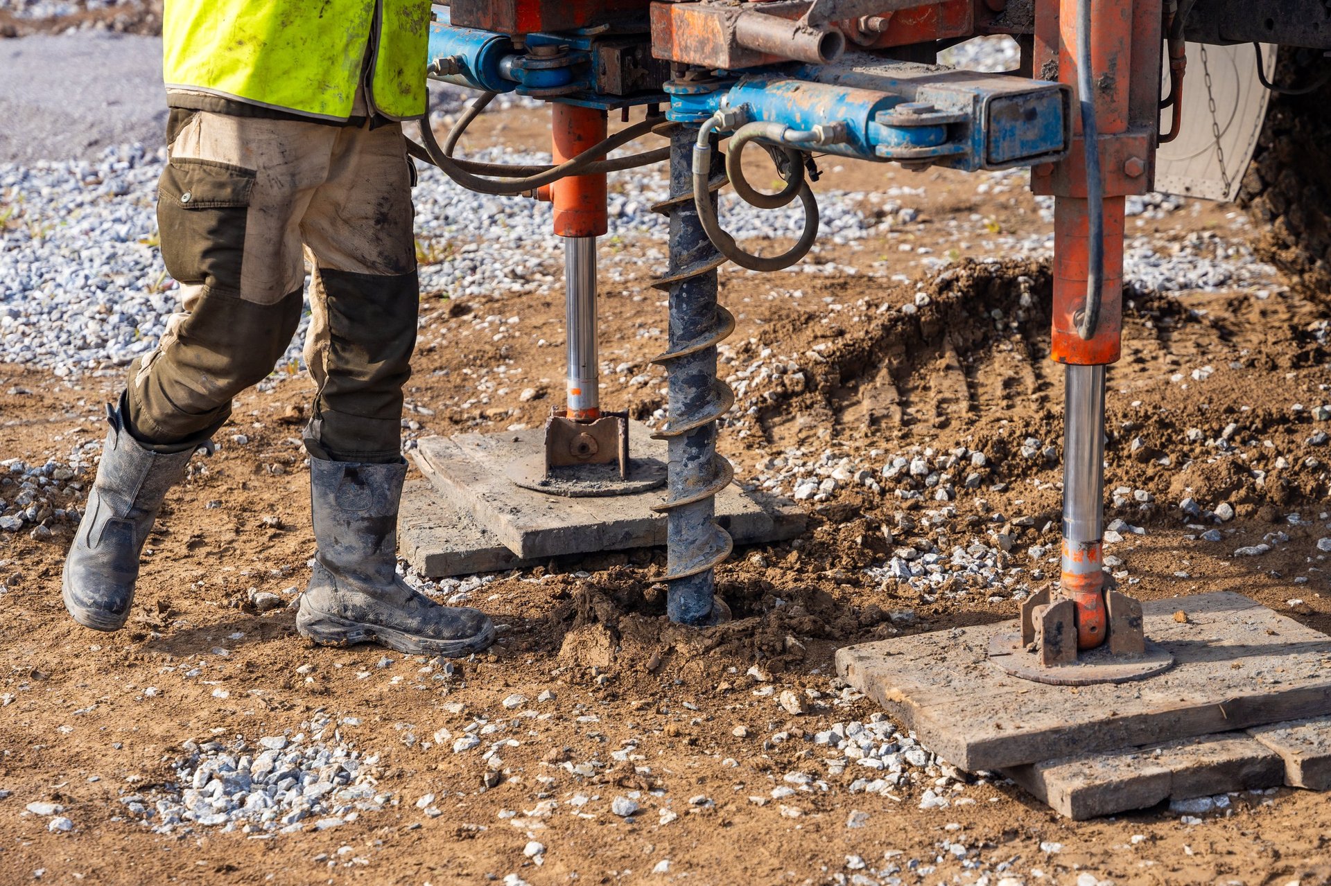 Perforación de pilotes para cimentación profunda en obra de construcción