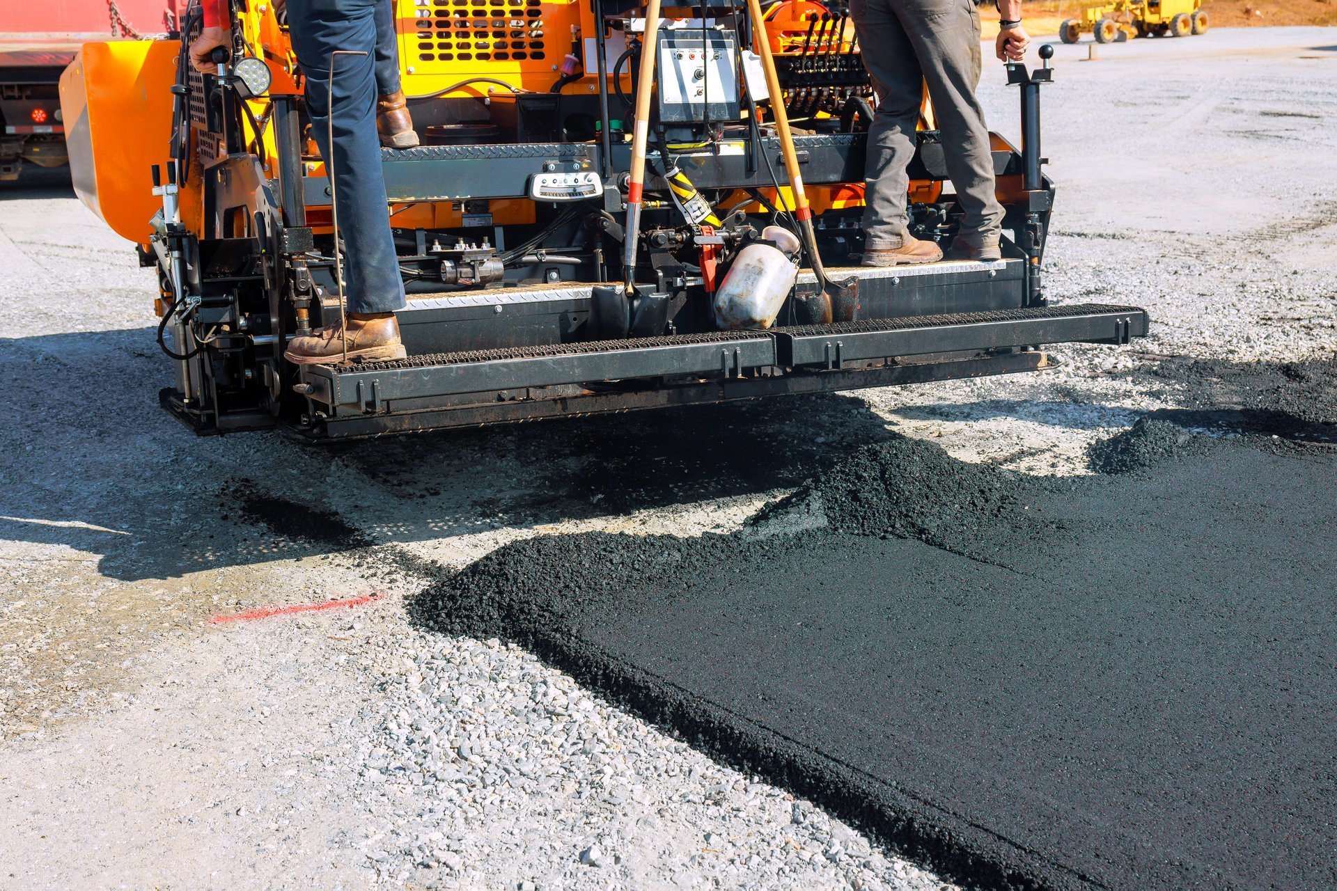 Pavimentadora aplicando asfalto en construcción de carretera en el sureste
